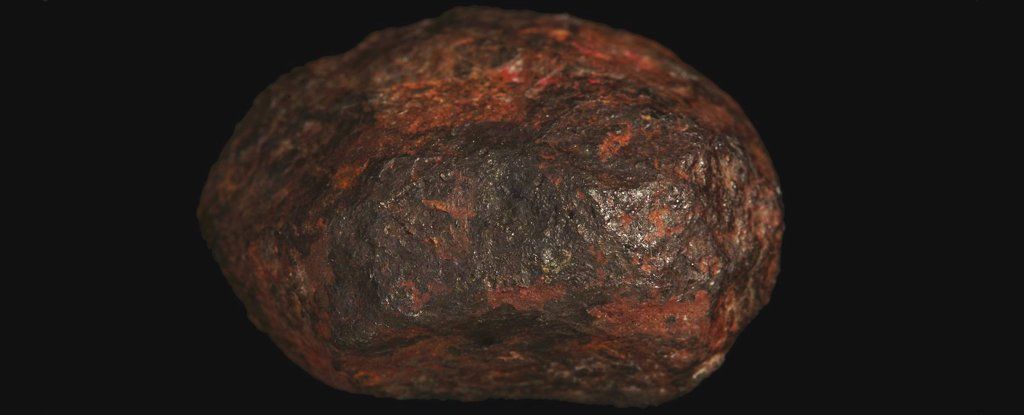 اكتشاف معدن جديد لم تسبق رؤيته من قبل معدن اكتششفه العلماء لأول مرة إدسكوتايت edscottite معدن قام من نيك من السماء صخرة فضائية صغيرة 
