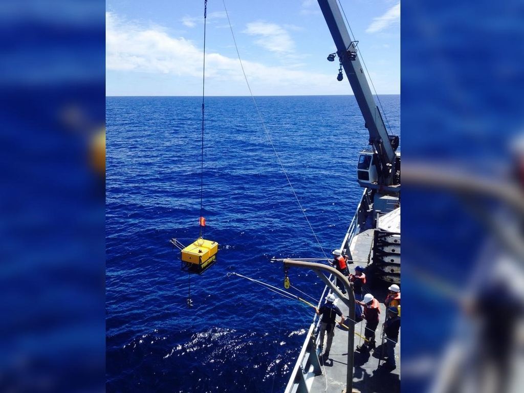 العلماء على متن سفينة R\V يستكشفون مقياس الزلازل، وهو جزء من مبادرة cascadia ، قبالة ساحل ولاية أوريغون. قضى هذا الجهاز سنة بقاع البحار، حيث سجل زلازل من جميع أنحاء العالم.