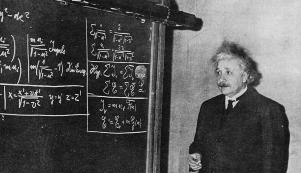 ماذا تعني معادلة أينشتاين الشهيرة ماهي معادلة أينشتاين المشهورة المادة الطاقة الكتلة مربع سرعة الضوء الطاقة الحركية الطاقة النووية