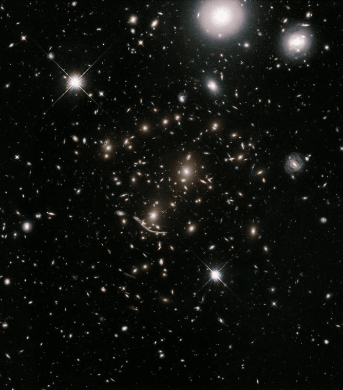 يظهر هنا العنقود المجري المسمى Abell 370 وكان واحدًا من ستة عناقيد مجرية الكبيرة المصورة في برنامج Hubble Frontier Fields program. وبما أنه استخدمت مراصد كبيرة أخرى لالتقاط صورة لهذه المنطقة من السماء، فقط ظهرت آلاف المجرات البعيدة جدًا. وبمراقبتهم مرة أخرى لهدف علمي آخر، سيحصل برنامج BUFFALO الخاص بتلسكوب هابل (Beyond Ultra-deep Frontier Fields And Legacy Observations) على السافات إلى هذه المجرات، مما يعطينا فهم افضل لكيفية تشكل المجرات، وتطورها ونموها في كوننا هذا. وعندما تتطابق مع القياسات الضوئية للمجرات الخارجية، يمكننا أن نحصل على فهم أفضل، عبر عدة خطوط من الدلائل لنفس البنية، من المادة المظلمة الموجودة بداخلها.
