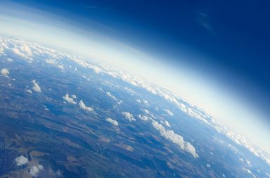 يحدث الشفق القطبي في الطبقة الأيونية للغلاف الجوي للأرض بسبب اصطدام الجزيئات الشمسية المشحونة بذرات الغلاف الجوي. البحث عن المادة المظلمة
