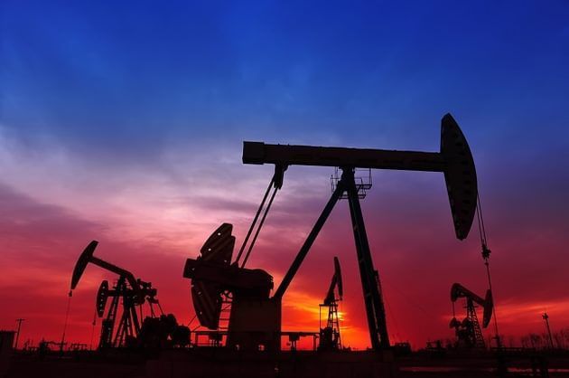 كيفية التنقيب عن النفط كيفية استخراج النفط الاستخلاص الآبار النفطية الزلازل طبقات الأرض الحفر تدفق النفط تحت السطح البترول