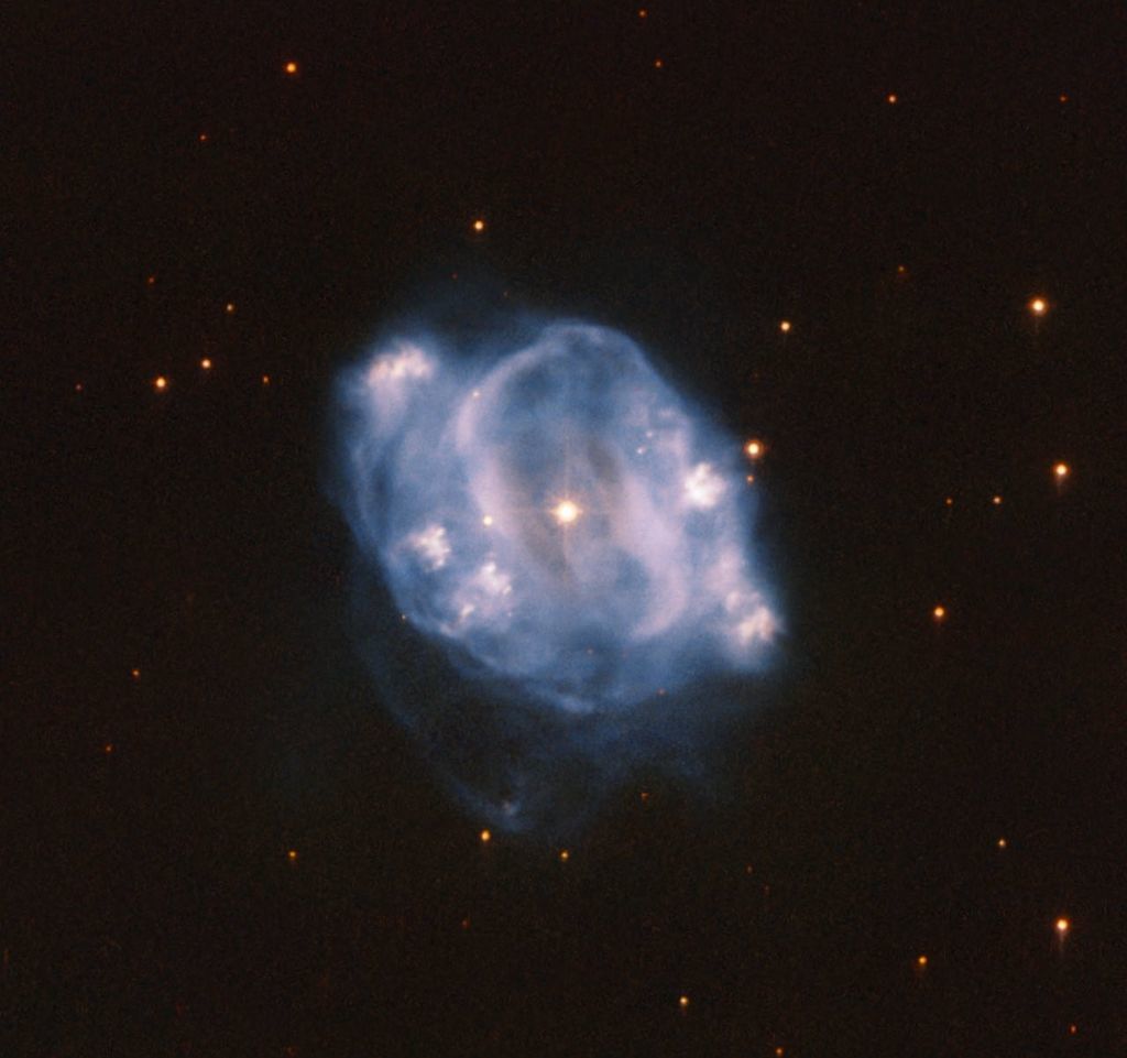 السديم الكوكبي NGC 5307, مع قزمه الاأبيض. (NASA/ESA/Hubble)