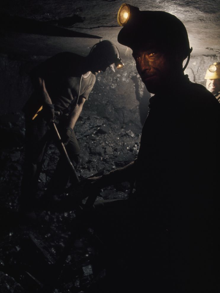 ما هو الفحم الحجري كيف يتكون الفحم الحجري التنقيب عن الفحم تحت الأرض احتراق الكربون مصدر الوقود اللازم لانتاج الكهرباء الطاقة الاحتراق