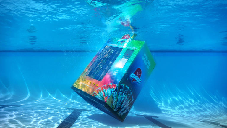 اختراع أول آلة لبيع الحلوى تحت الماء!