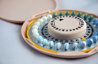 من الضروري أولاً معرفة نوع حبوب منع الحمل المُستخدمة، إذ تختلف الإجابات بناءً على عدد الحبوب المنسية أو نوعها. نسيان تناول حبوب منع الحمل