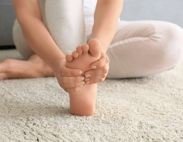 أسباب تشنج القدم علاج تشنج القدم الأعراض التشخيص العلاج الوقاية التمارين الرياضية العضلات نقص البوتاسيوم تلف الأعصاب الأحذية الضيقة
