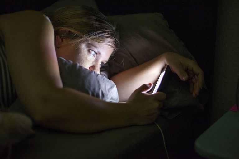 دراسة جديدة تجد علاقة سببية بين القلق ونوعية النوم - كيف تؤثر اضطرابات المزاج على نومك خلال الليل - ما الذي يقوله الطب حول العلاقة بين القلق والنوم