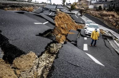 يُفترض أن الزلازل تحدث عادة فقط بالقرب من خطوط صدع الصفائح التكتونية، ونحو 90% من الزلازل تحدث في هذه النطاقات. الزلازل الداخلية