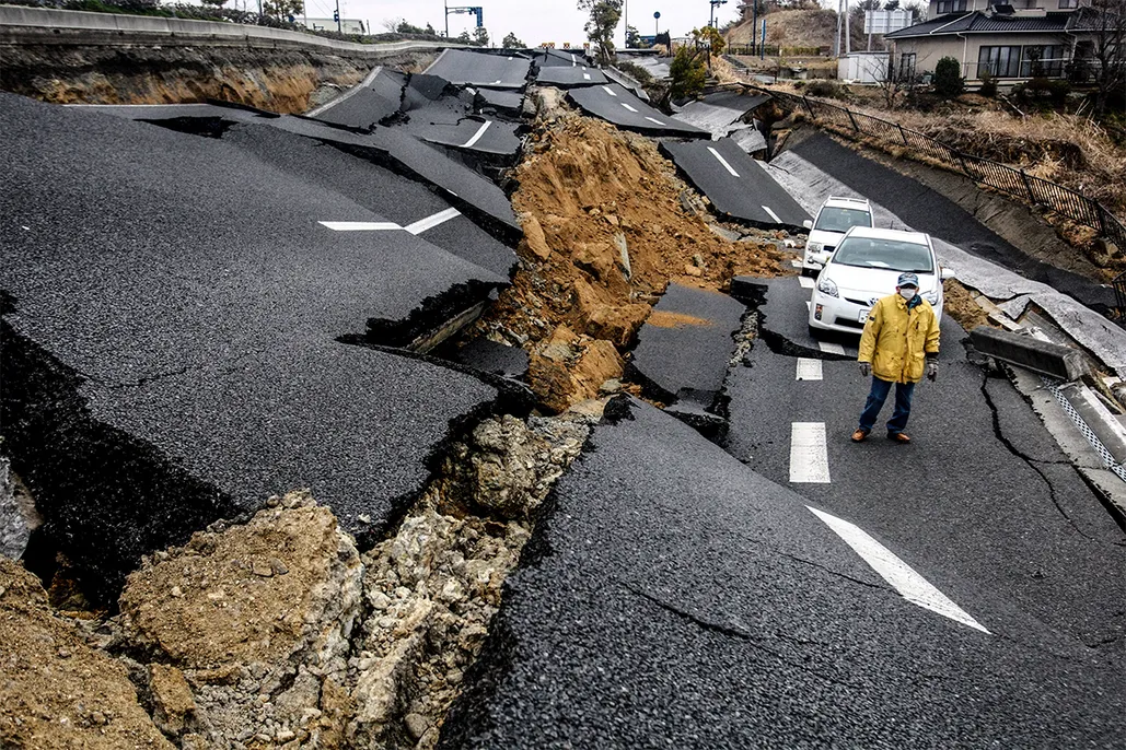 لماذا تحدث الكثير من الزلازل بعيدًا عن خطوط صدع الصفائح التكتونية؟