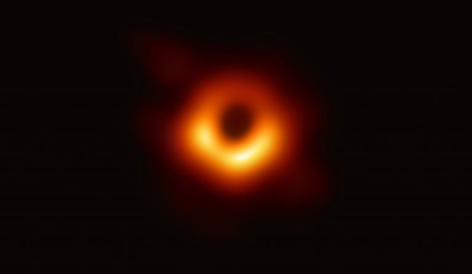 الثقب الأسود M87* كما التقطه تلسكوب أفق الحدث Event Horizon Telescope