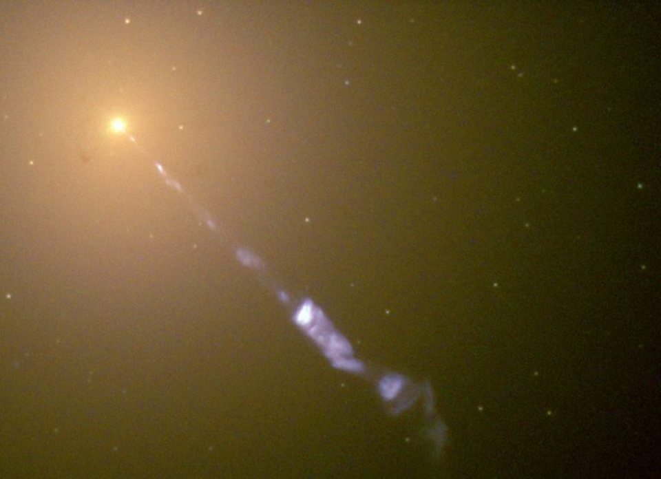 أحد انبعاثات المجرة M87 يمتد 5000 سنة ضوئية