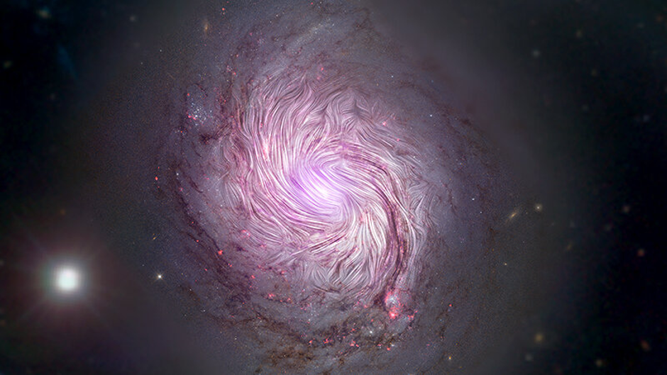 المجال المغناطيسي بتقنية NCG أو M77، يُظهر صورة فيها الضوء المرئي والأشعة السينية على شكل خط انسيابي مركب مأخوذة لمجرة من مرصد هابل HUBBLE الفضائي، ومصفوفة الطيف النووي، ومسح سلون الرقمي Sloan. الحقل المغناطيسي يصطف على امتداد الأذرع الحلزونية كلها -24000 سنة ضوئية- وهذا يدل على أن قوى الجاذبية التي تكوّن الشكل الحلزوني للمجرة تقوم أيضًا بالضغط على الحقل المغناطيسي. إن الاصطفاف يدعم الفرضية الرائدة حول كيفية أخذ الأذرع لشكلها الحلزوني، وهذا يعرف بـ«نظرية موجة الكثافة». قامت SOFIA بدراسة المجرة باستخدام ضوء الأشعة تحت الحمراء (89 ميكرون) للكشف عن جوانب حقولها المغناطيسية التي لم تستطع الأرصاد السابقة الكشف عنها باستخدام الراديو والمرصد المرئي.