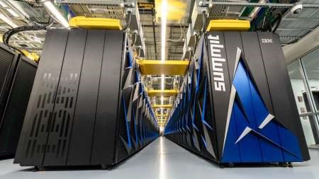 حاسوب IBM الفائق المعروف باسم SUMMIT والبالغ حجمه ملعبي تنس