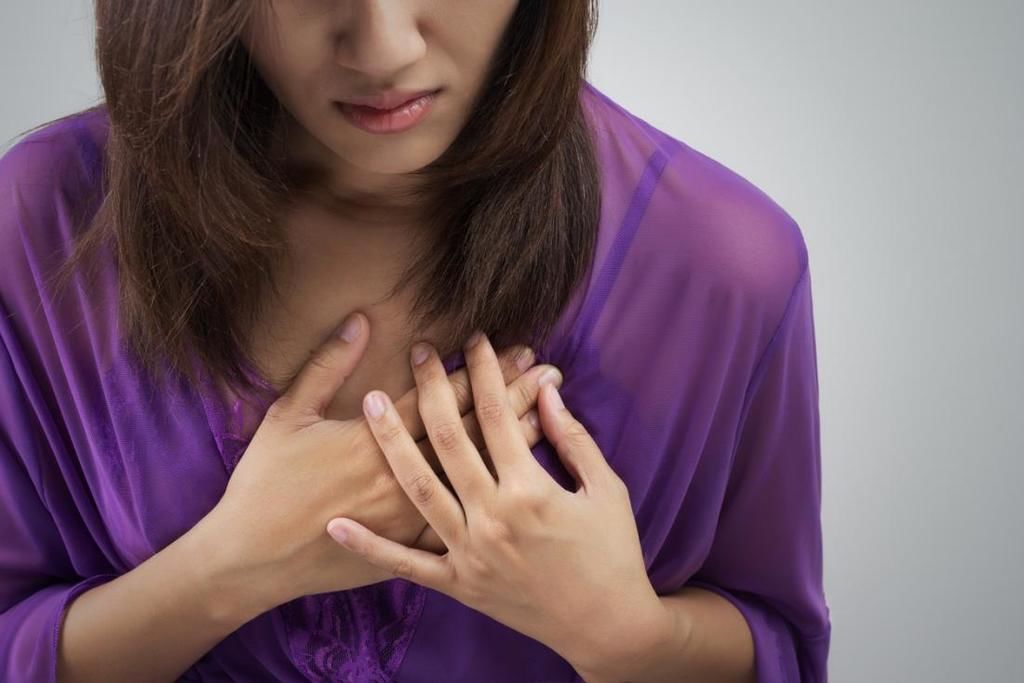 أعراض الذبحة الصدرية أسباب الإصابة بالذبحة الصدرية ألم في الصدر آلام القلب الأسباب علاج الذبحة الصدرية القلب الدم الأوعية الدموية الشرايين