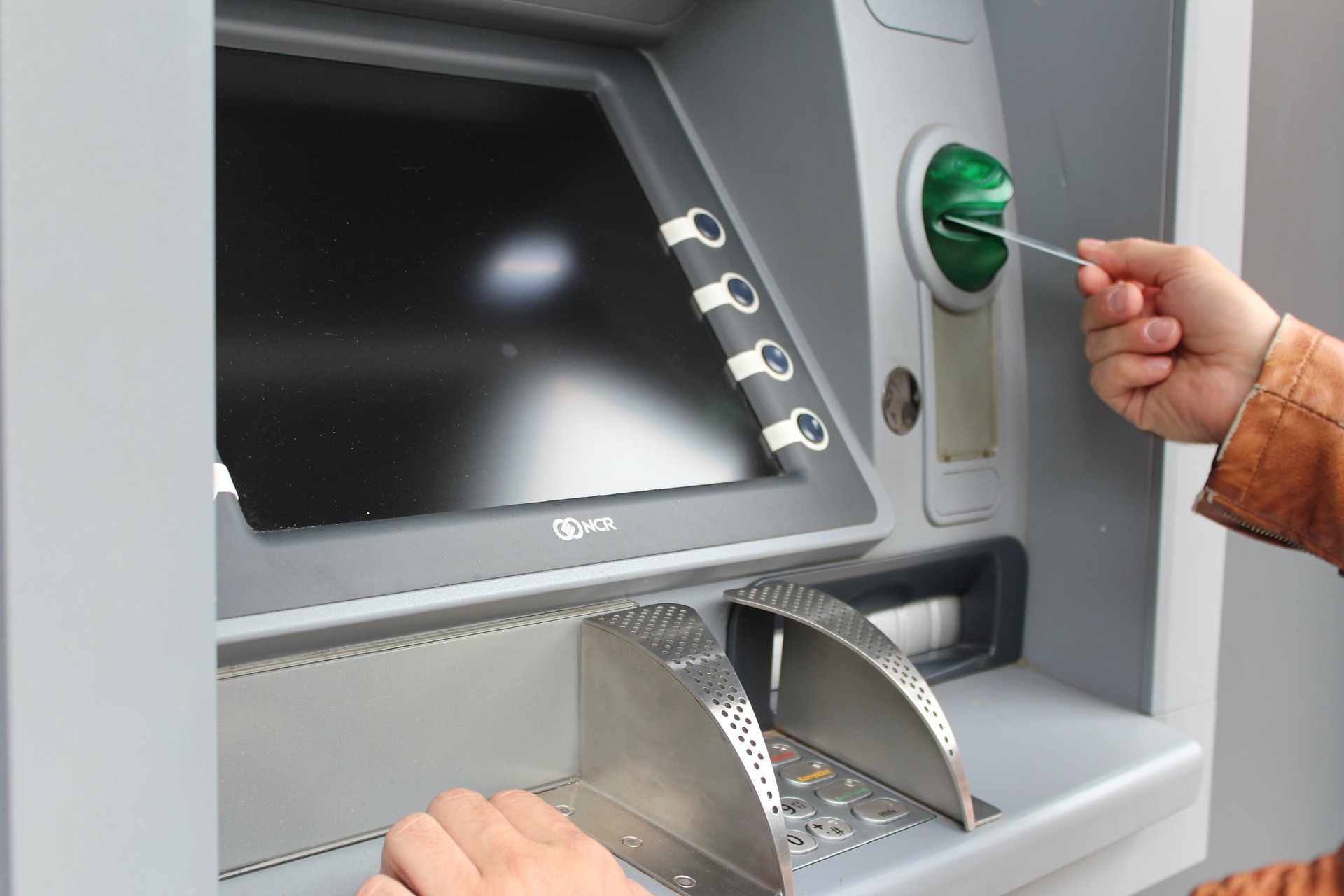 ماكينة الصراف الآلي ATM - إتمام المعاملات الأساسية دون الحاجة إلى مساعدة ممثل الفرع أو الصراف - بطاقة ائتمان أو بطاقة خصم 