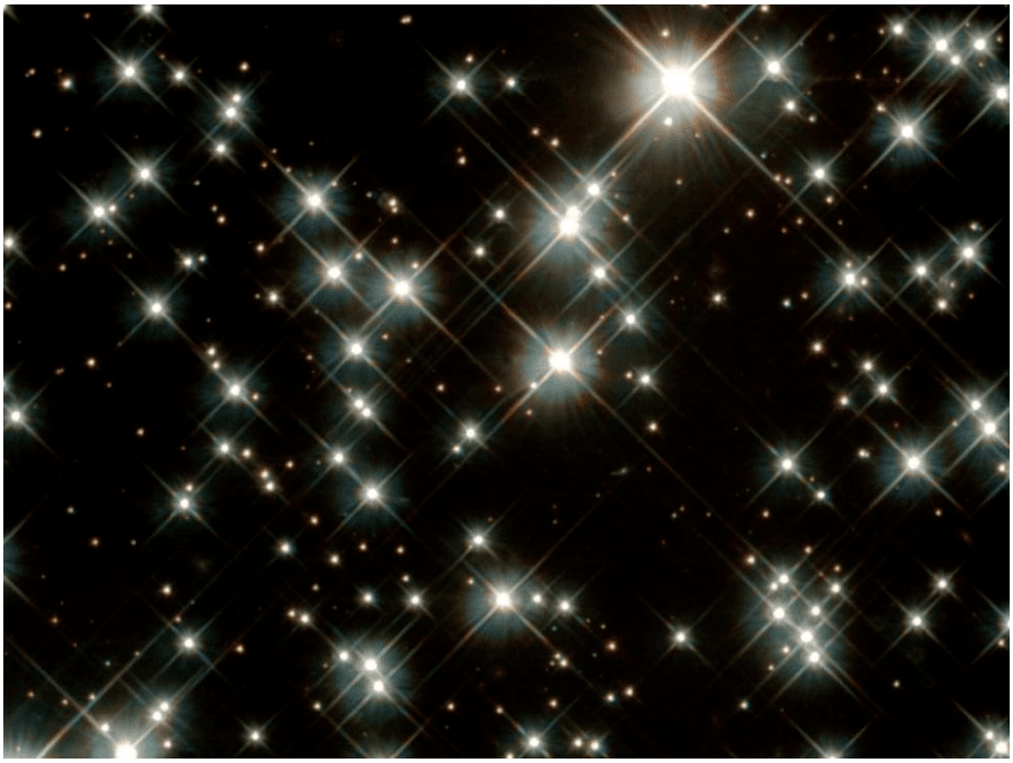 صورة التقطت عن طريق تلسكوب ناسا (هابل) لقشور نجمية متشكلة لأقزام بيضاء قديمة جدًا، يُقدر عمرها بين 12 إلى 13 مليار سنة، أصغر بقليل من عمر الكون. نظريًا، ستتوقف هذه الأقزام البيضاء عن بعث الضوء والحرارة فتتحول إلى أقزام سوداء.