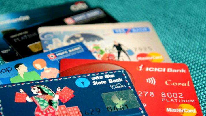 بطاقات الخصم - بطاقات دفع تخصم النقود مباشرةً من الحساب الجاري للعميل لتغطية ثمن مشترياته - حمل نقود سائلة أو شيكات مصرفية مادية 