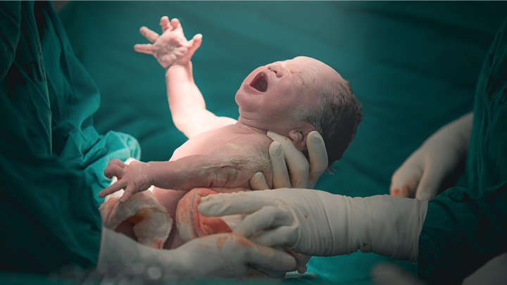 إصابة طفل حديث الولادة في المملكة المتحدة بفيروس كورونا الجديد - فيروس كورونا الجديد يصيب الأطفال - أصغر المصابين في المملكة المتحدة