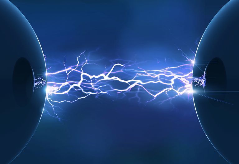 ما هي الشحنة الكهربائية الشحنات الكهربائية الإلكترونات البروتونات السعة قانون كولوم الفيزياء النواقل الميزون الطاقة القيمة الصافية للشحنة 