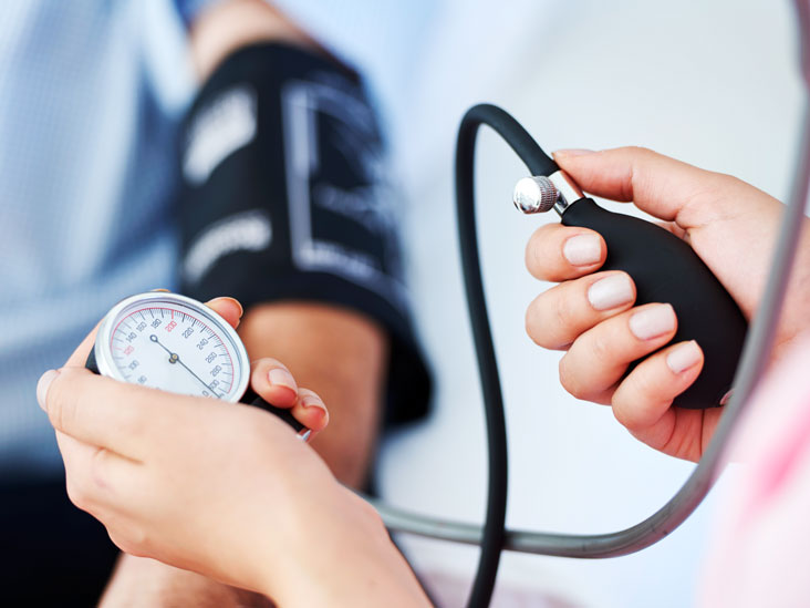 الحمية الملائمة لمرضى ضغط الدم المرتفع - ما هي الأطعمة التي يجب على مرضى الضغط تناولها - ما هي الأغذية التي يجب على المصابين بالضغط تجنبها