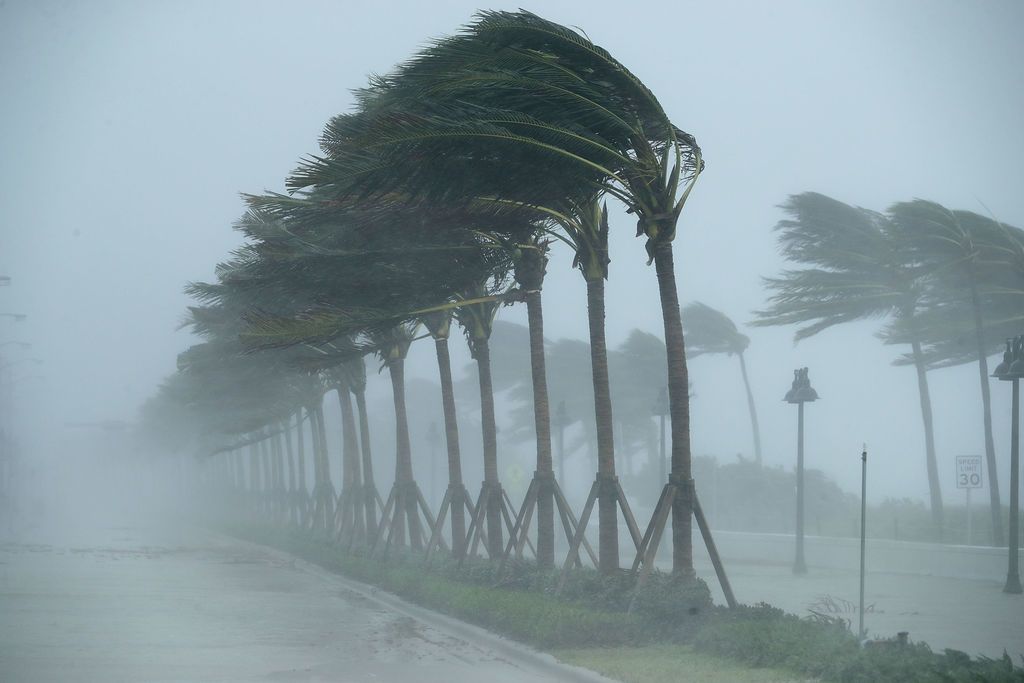 ما مدى القوة التي يمكن أن تصل لها الأعاصير المدارية الرياح الناشئة عن إعصار مداري قوي المحيطات المدارية العاصفة الاستوائية هارفي 