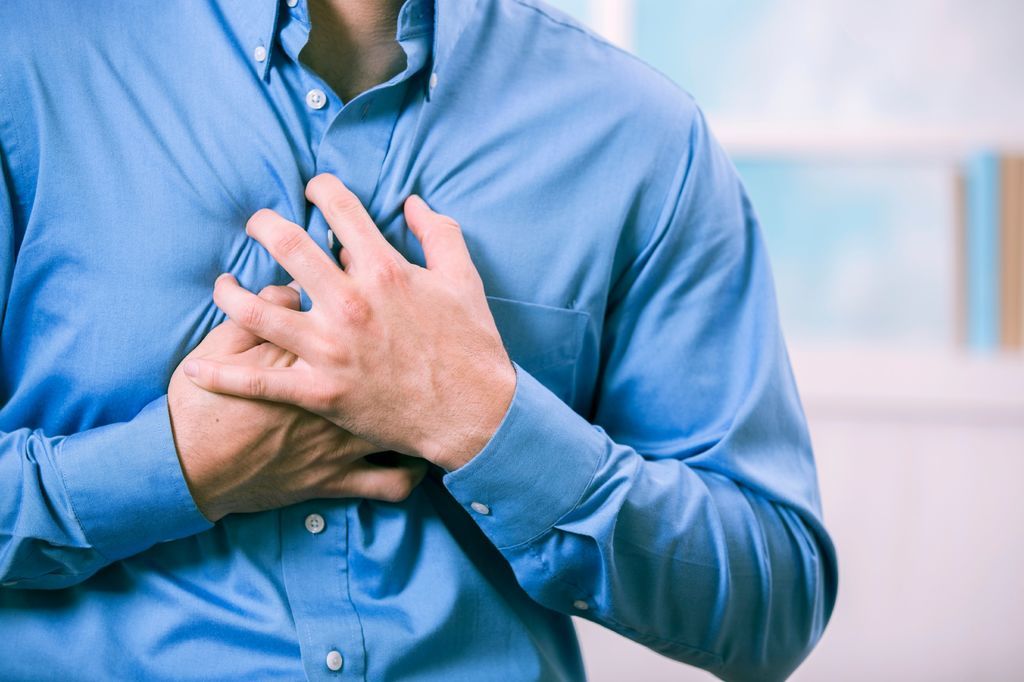 أعراض الذبحة الصدرية أسباب الإصابة بالذبحة الصدرية ألم في الصدر آلام القلب الأسباب علاج الذبحة الصدرية القلب الدم الأوعية الدموية الشرايين