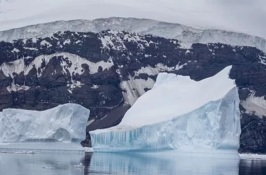 تشتهر القارة القطبية الجنوبية بامتدادها اللامتناهي من الجليد والثلوج، لكن ما لا يدركه الكثيرين منهم هو أنه تختبئ عشرات البراكين تحت سطحها المتجمد