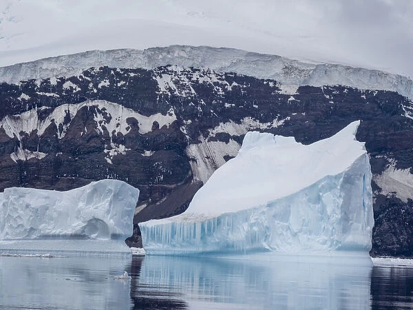 عشرات البراكين تختبئ تحت جليد القارة القطبية الجنوبية، فهل يمكن أن تثور؟