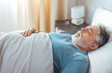 يناقش هذا المقال الحالات الطبية والأسباب التي تكمن وراء الموت في أثناء النوم، من ضمنها العوامل التي تزيد خطر الموت نتيجة فشل القلب