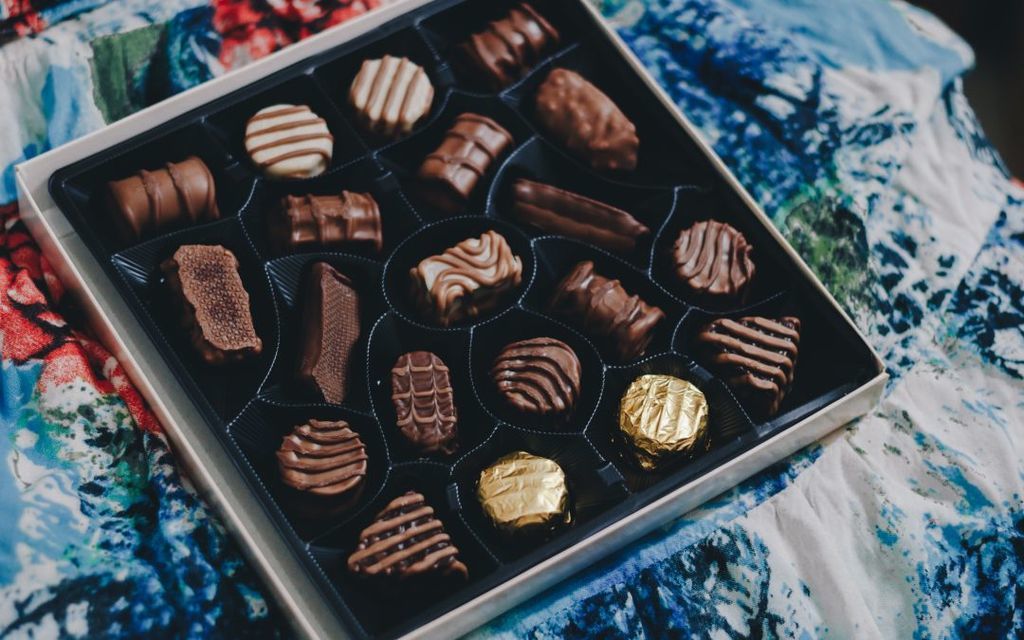 لماذا نعشق الشوكولاتة علم النفس وعلم الأعصاب كميات كبيرة من الغلوكوز السكر الرغبة الشديدة في تناول الشوكولا استجابة الدوبامين والنمط السلوكي 