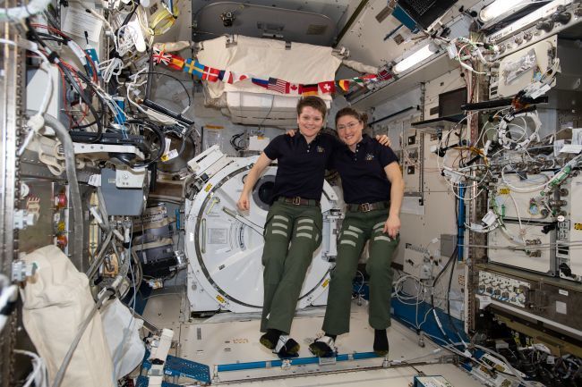 صورة لرائدات الفضاء آن ماكلين Anne MacClain، وكريستينا كوخ Christina Koch، إذ قضت كل منهما عدة أشهر على متن محطة الفضاء الدولية خلال عام 2019. حقوق الصورة: ناسا.