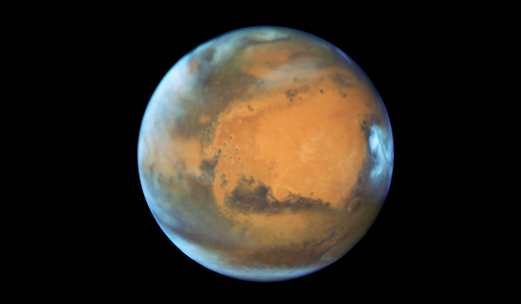 المريخ يسحب الأرض بشدة نحو الشمس كل 2.4 مليون سنة