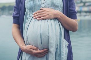 تمزق الأغشية الباكر PROM: الأسباب والأعراض والتشخيص والعلاج عدم توافق العمر الحملي إجراء ولادة باكرة إنتان دم عند الوليد انفصال المشيمة