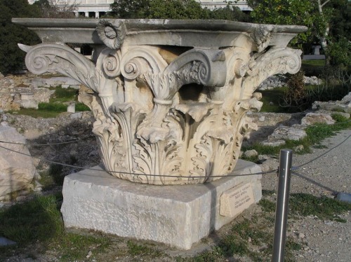 أنظمة العمارة الكلاسيكية: الأعمدة الرومانية والإغريقية مثالًا